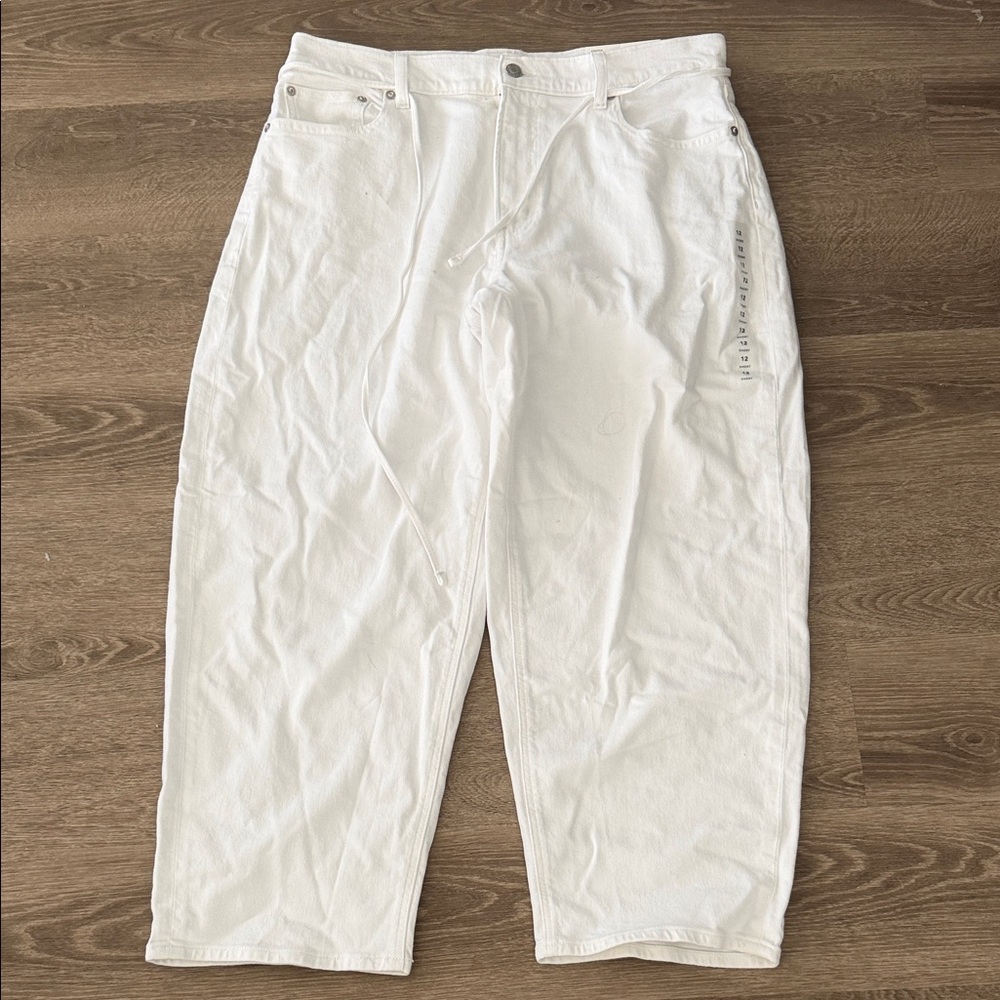 American eagle cropped, barrel style jeans